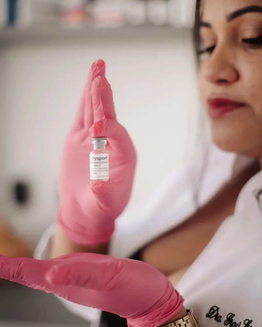 Dra. Graci Espíndola com frasco de toxina botulínica